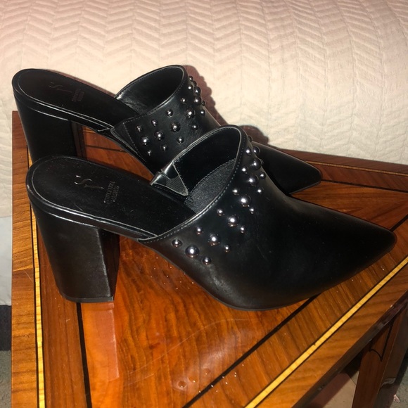 Vera Wang  Slides - Picture 2 of 3